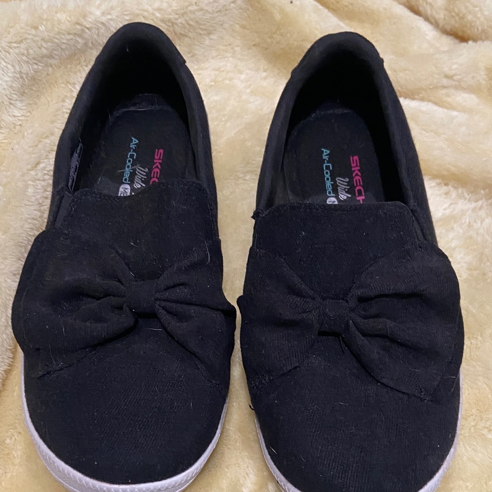 Skechers women’s Black Bow Slip-On Sneakers